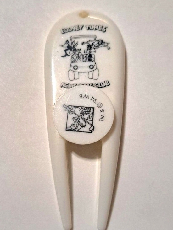 Warner Bros. Other - Looney toons acme golf club divot tool  1994 Warner bros Buggs Bunny Taz Daffy